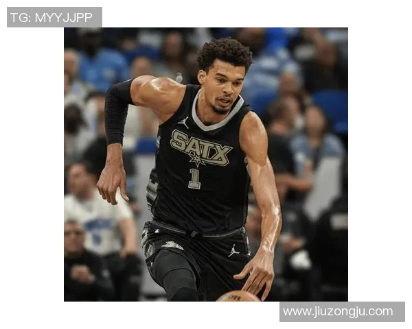 灰熊队后卫的惊艳表现助球队战胜黄蜂队，连续砍分引爆全场